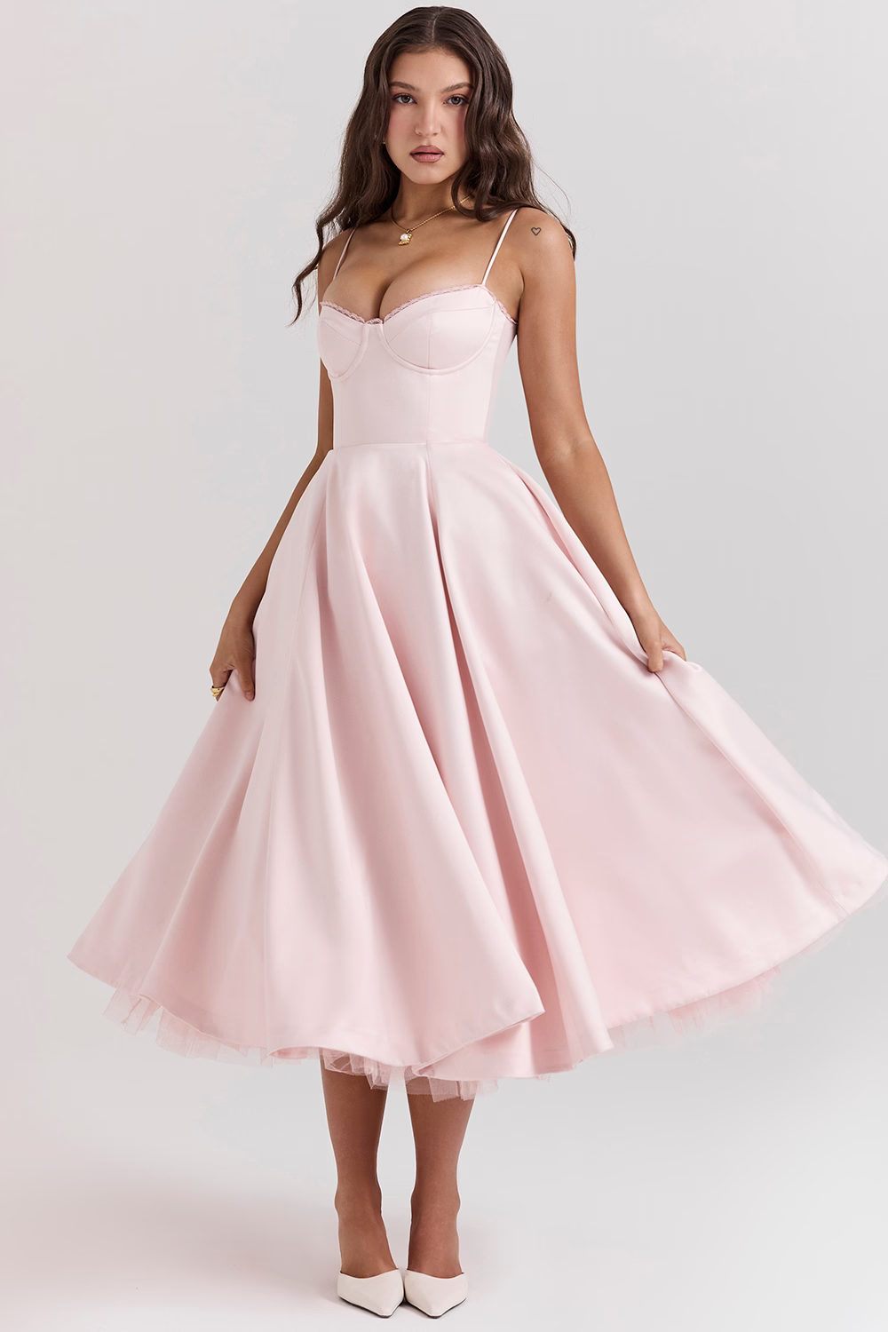 Julia - Elegant A-Linje MIDI Kjole med Spaghetti-Stropper og Blonde Detaljer