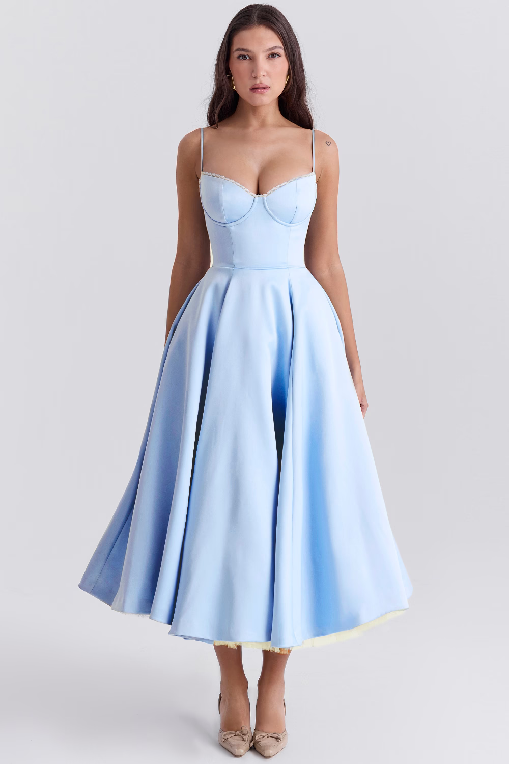 Julia - Elegant A-Linje MIDI Kjole med Spaghetti-Stropper og Blonde Detaljer