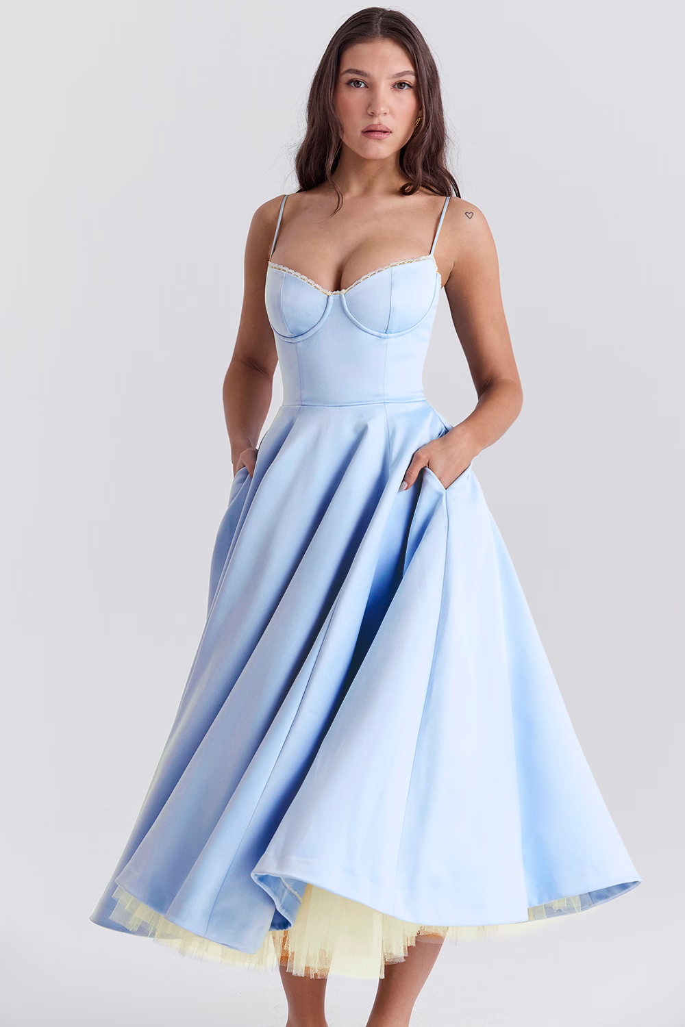 Julia - Elegant A-Linje MIDI Kjole med Spaghetti-Stropper og Blonde Detaljer