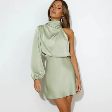 Asymmetrisk Satin Aftenkjole med One Shoulder Design og Pufærmer - Elegant Festkjole