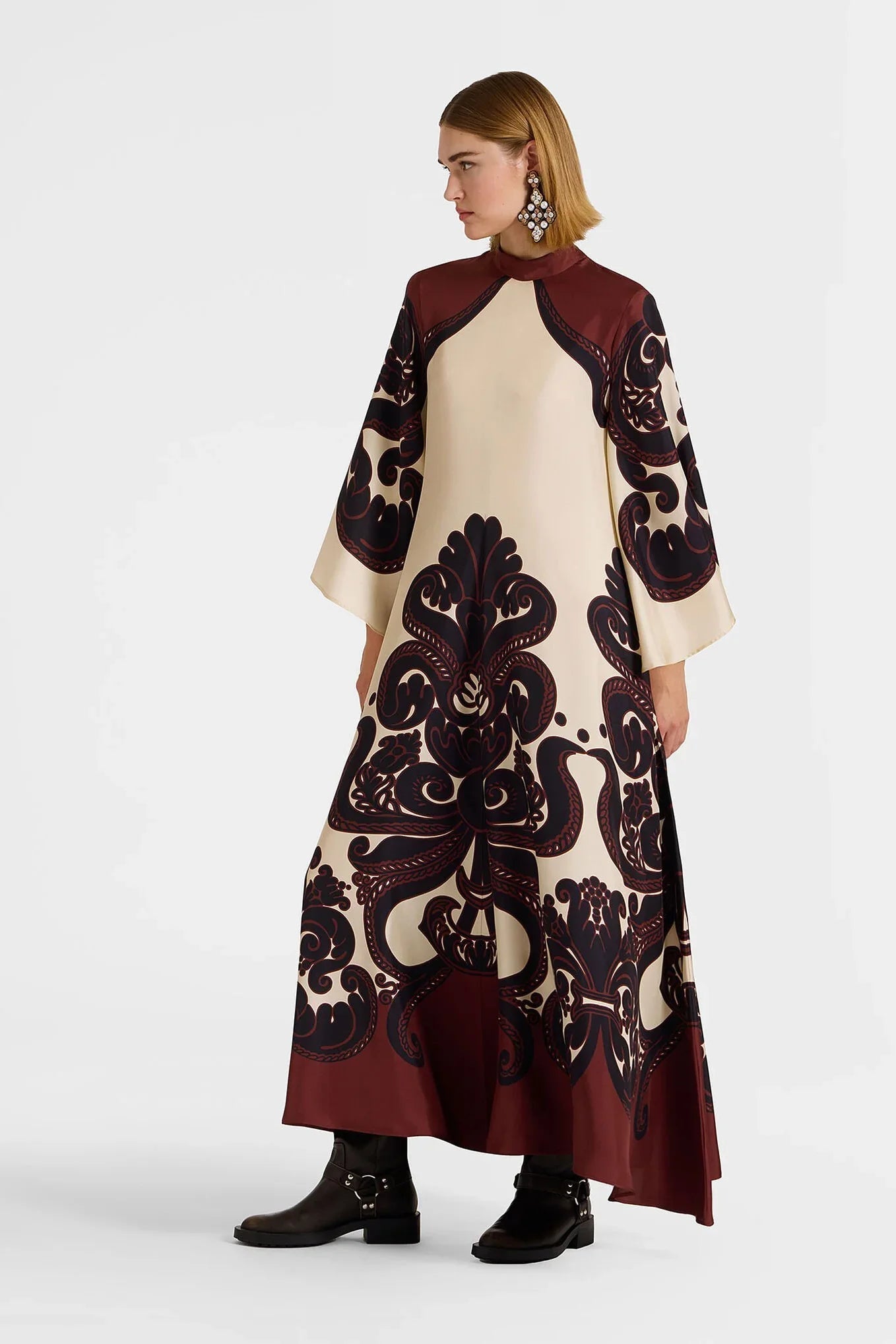 NAYELA – Tropisk satinkjole med botanisk print