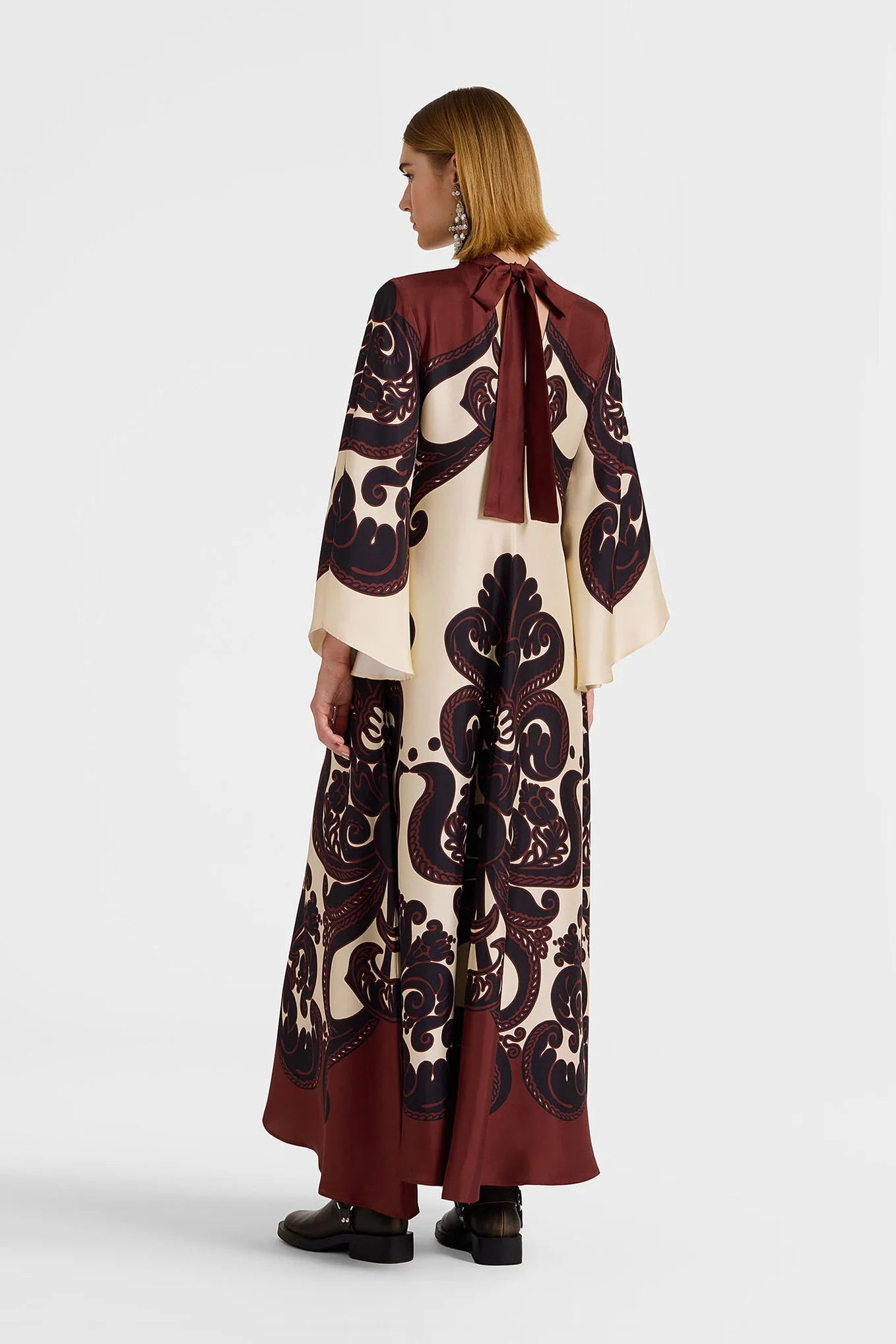 NAYELA – Tropisk satinkjole med botanisk print