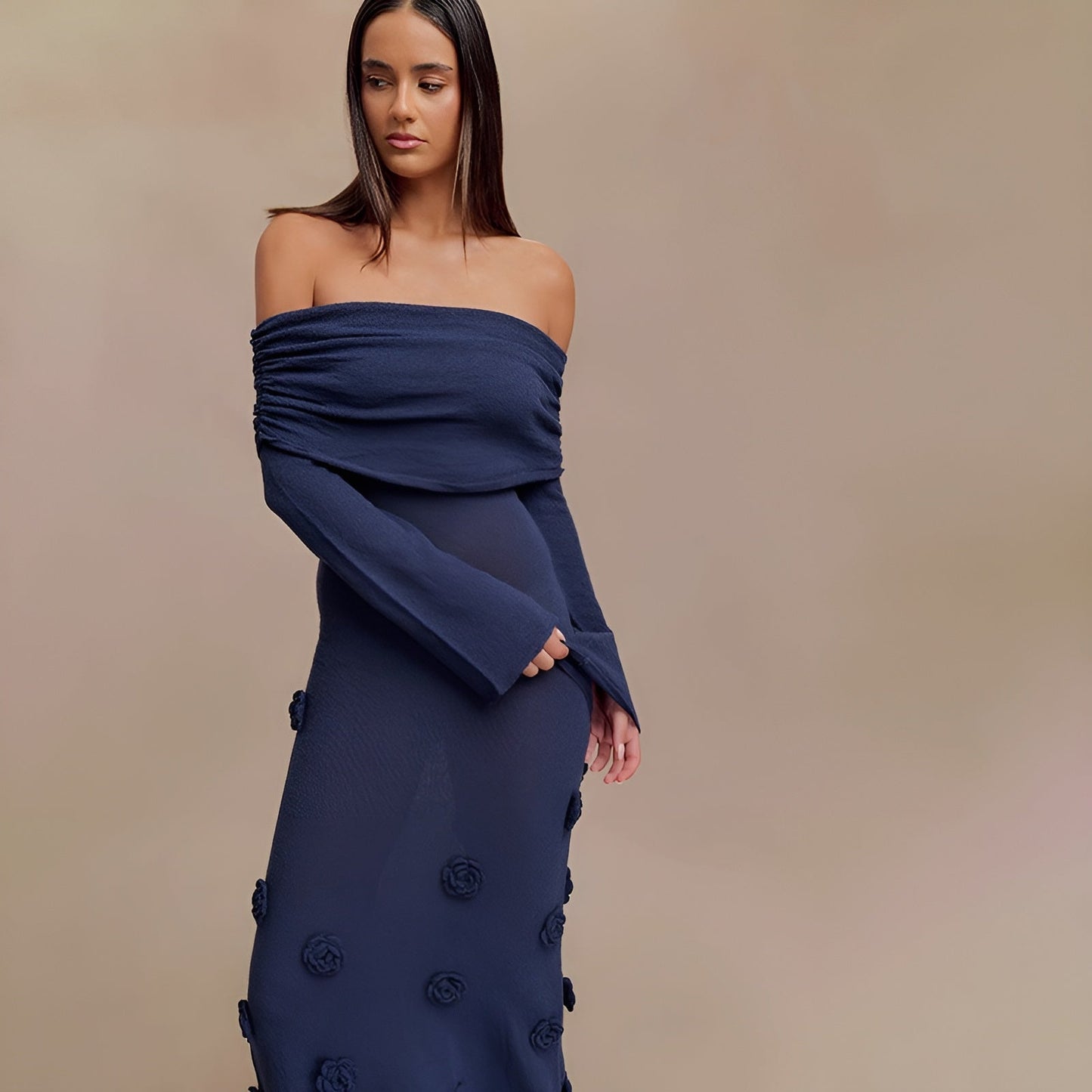 Elegant Off-Shoulder Kjole med Draperet Halslinje - Flatterende Pasform og Behageligt Materiale-2
