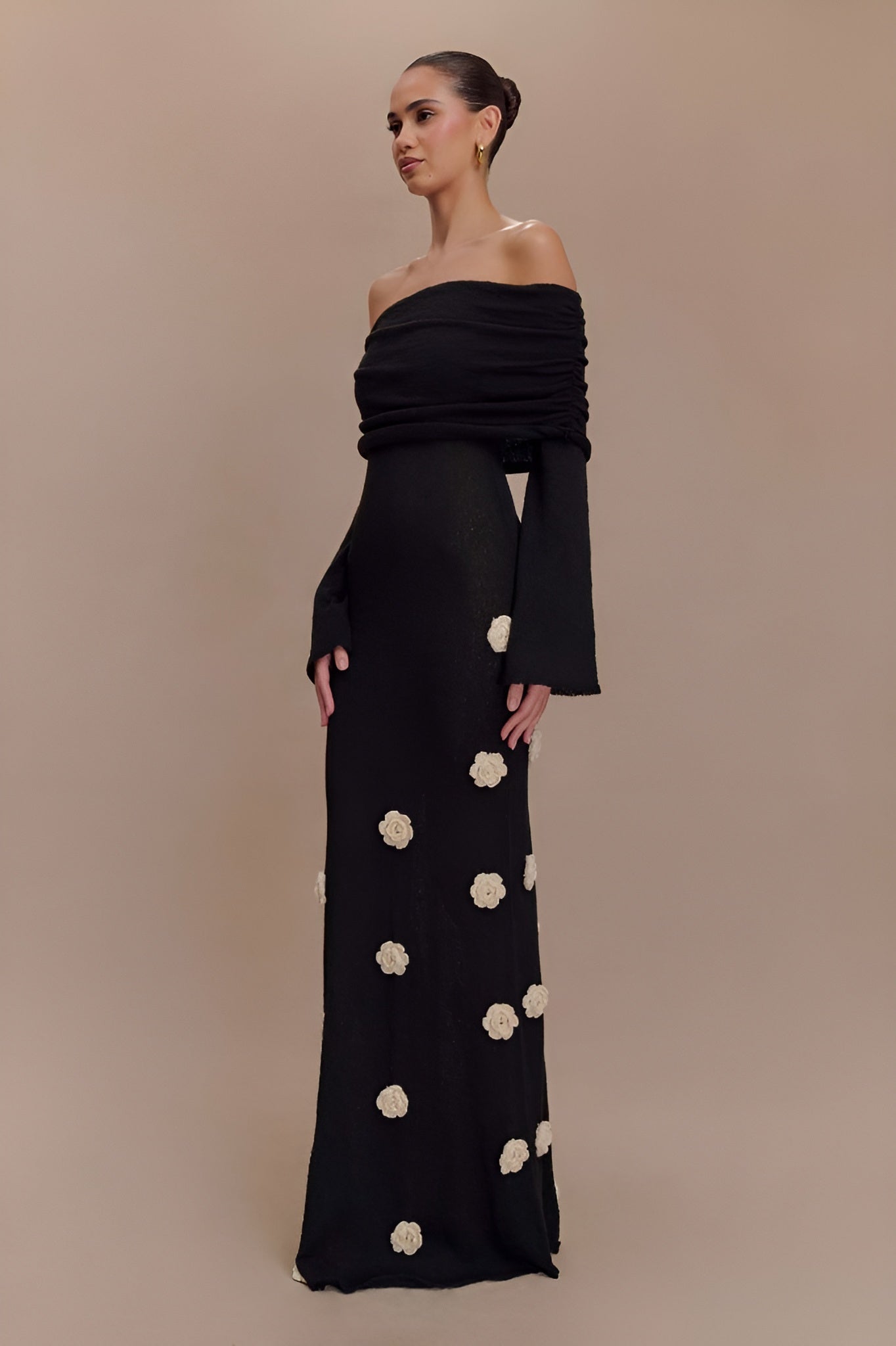 Elegant Off-Shoulder Kjole med Draperet Halslinje - Flatterende Pasform og Behageligt Materiale-6