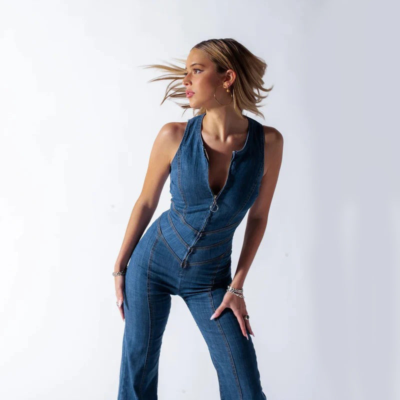 MAËLLE – Denim Jumpsuit med Chevron-Detaljer og Elegant Rygrundskæring