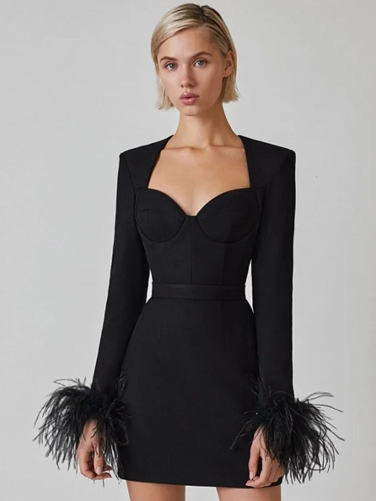 Elegant Langærmet Kjole Med Fjer - Komfortabel og Stilfuld Design til Alle Anledninger