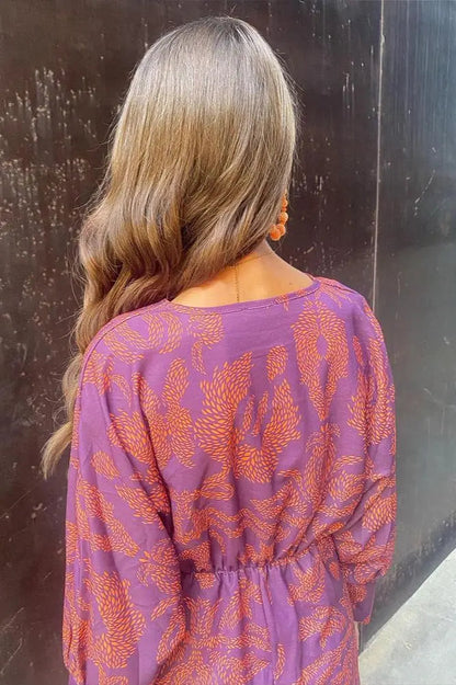 ISABELLE – Elegant V-Hals Kjole med Feminine Detaljer