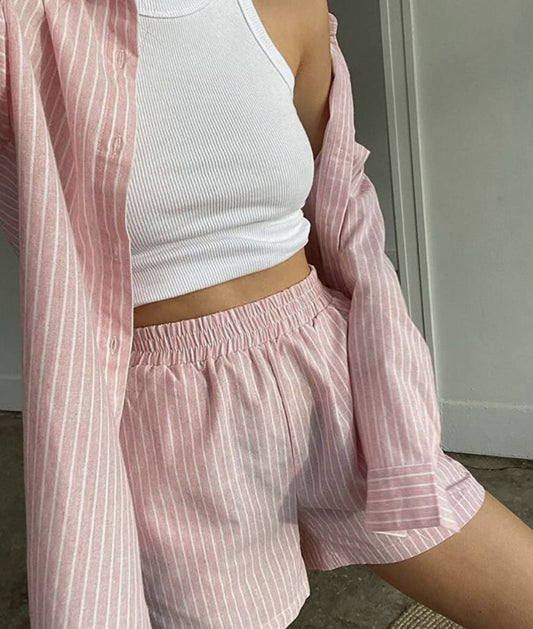 Monika - Stribet Sommersæt med Elastiske Shorts og Bluse i Høj Kvalitet