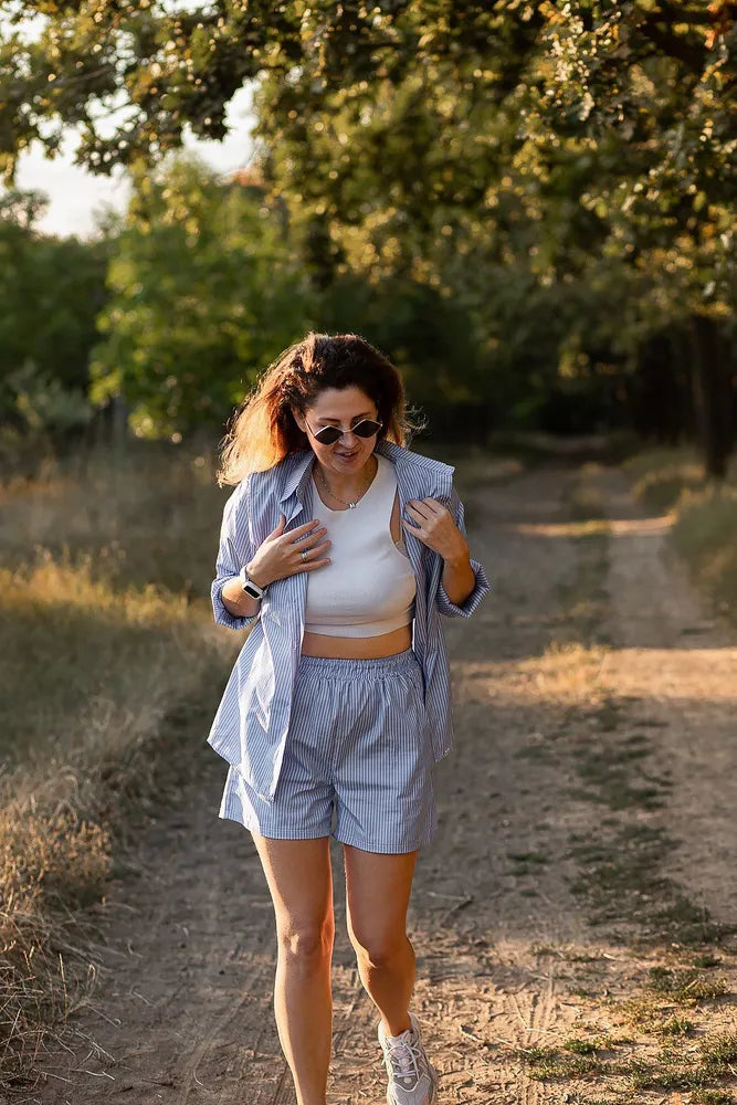 Monika - Stribet Sommersæt med Elastiske Shorts og Bluse i Høj Kvalitet