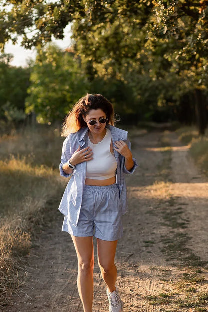 Monika - Stribet Sommersæt med Elastiske Shorts og Bluse i Høj Kvalitet