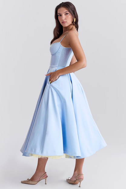 Julia - Elegant A-Linje MIDI Kjole med Spaghetti-Stropper og Blonde Detaljer