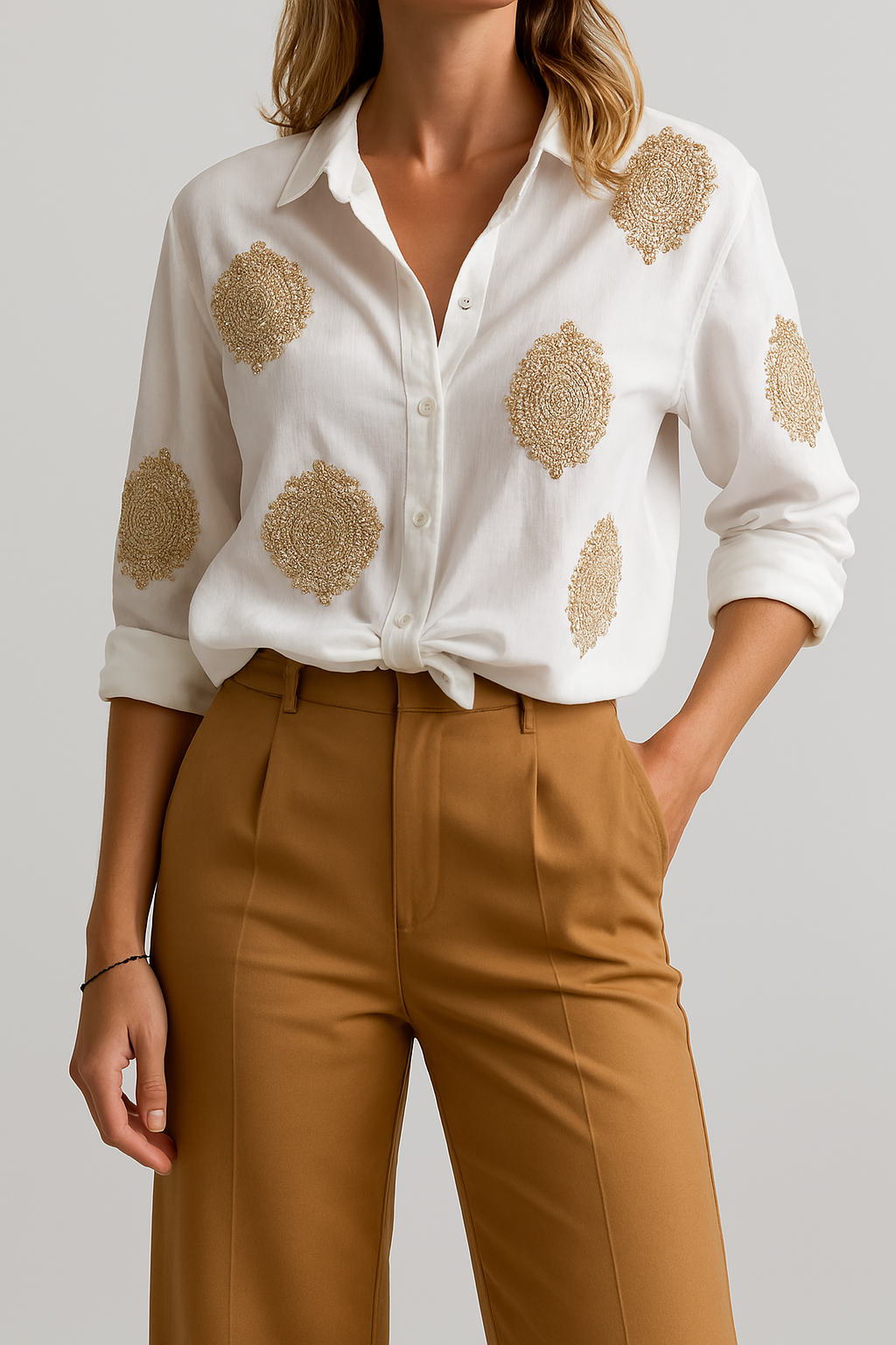 Thyra – Klassisk Damebluse med Elegante Detaljer