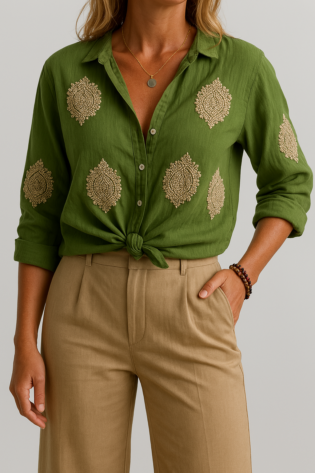 Thyra – Klassisk Damebluse med Elegante Detaljer