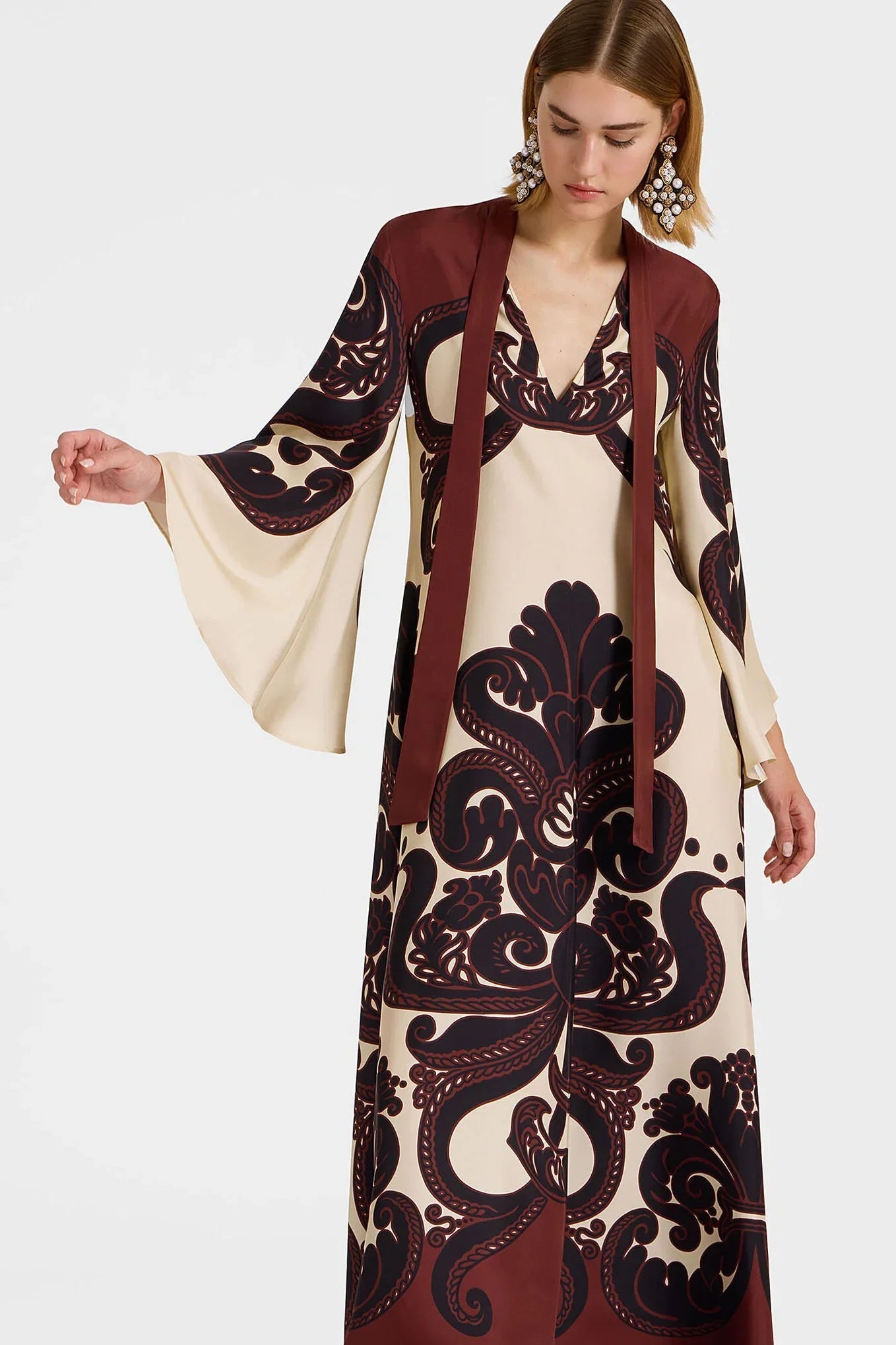 NAYELA – Tropisk satinkjole med botanisk print