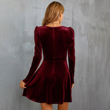 Elegant Rød Fløjls Midikjole med Flare til Festlige Anledninger - Slankende Design og Blødt Stof