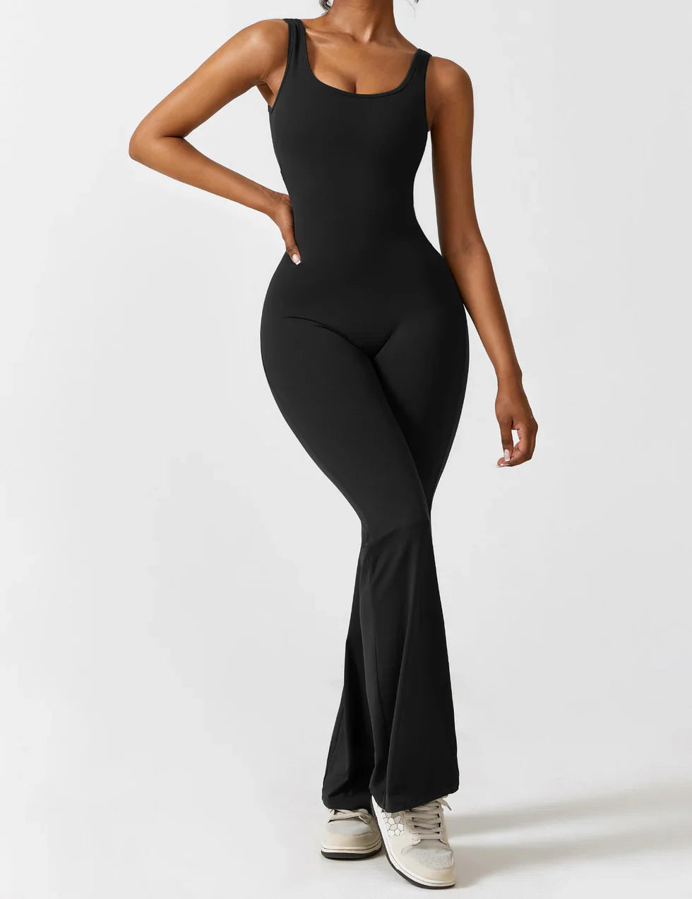 Elena Flared V-Back Buksedragt - Komfortabel og Formende Jumpsuit til Alle Anledninger