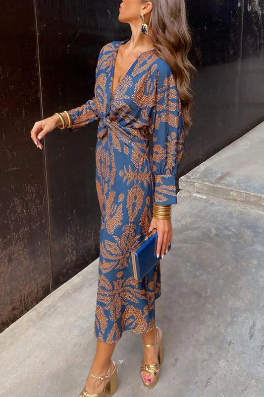 ISABELLE – Elegant V-Hals Kjole med Feminine Detaljer