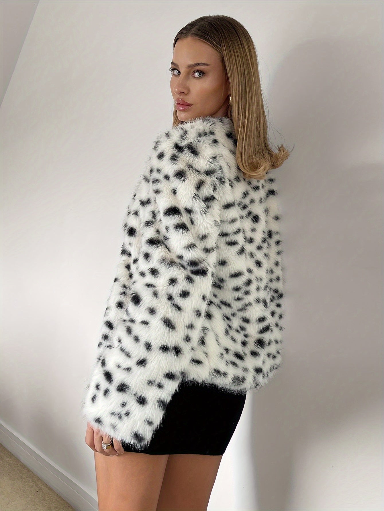 Dalmatiske Fluffy Dame Jakke - Blød, Letvægts, Moderne Design med Praktiske Lommer