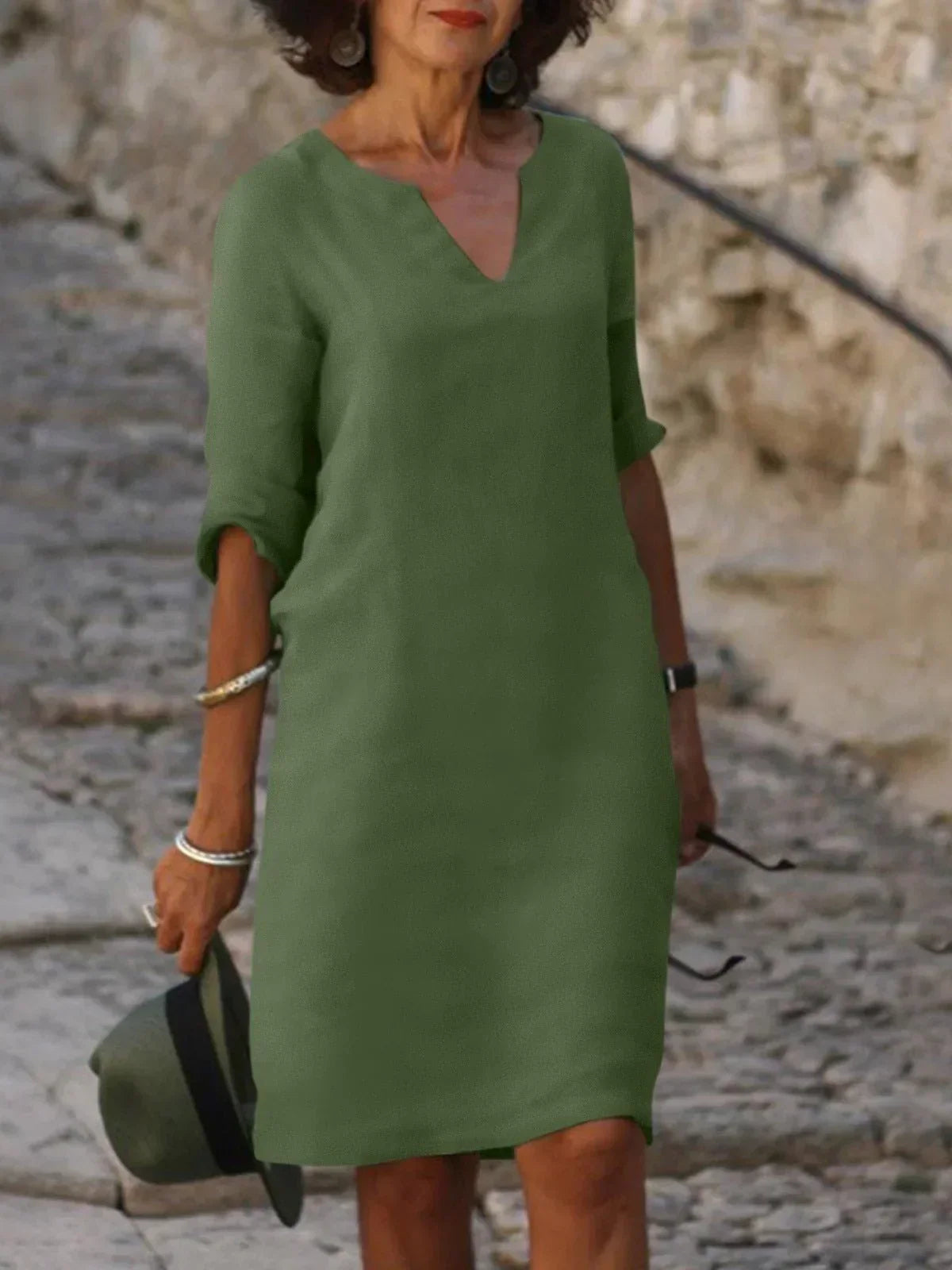 Josette - Elegant V-hals Kjole i Silke og Chiffon Med Flatterende Pasform